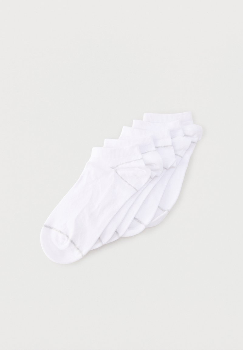 Six paires de chaussettes courtes blanches avec des coutures grises, soigneusement empilées sur un fond gris clair.