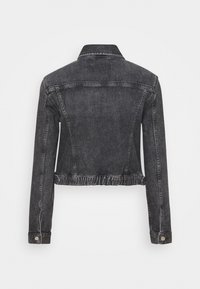 Zwart gewassen spijkerjasje met lange mouwen, met knopen sluitende manchetten en een elastische, cropped zoom, gezien vanaf de achterkant.