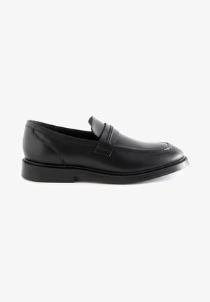 Schwarze Lederloafers mit abgerundetem Zehenbereich, ausgestattet mit einem Riemen über dem Spann und einer flachen Gummisohle. Glatte Textur mit minimaler Naht.