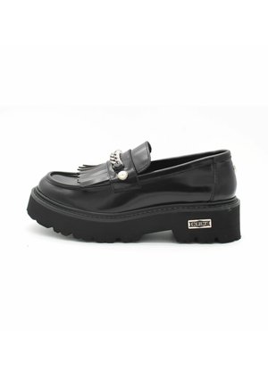 Zwarte leren loafers van faux leer met een chunky zool, voorzien van franjes en een decoratieve kettingaccent. Stevige, gestructureerde buitenzool.