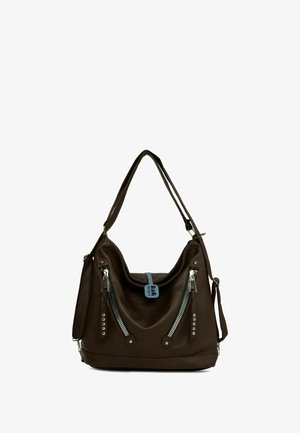 Smeđa kožna torba s opuštenim dizajnom. Ima srebrne patentne zatvarače i zakovice na prednjoj strani, podesivu traku i svijetloplavu oznaku.