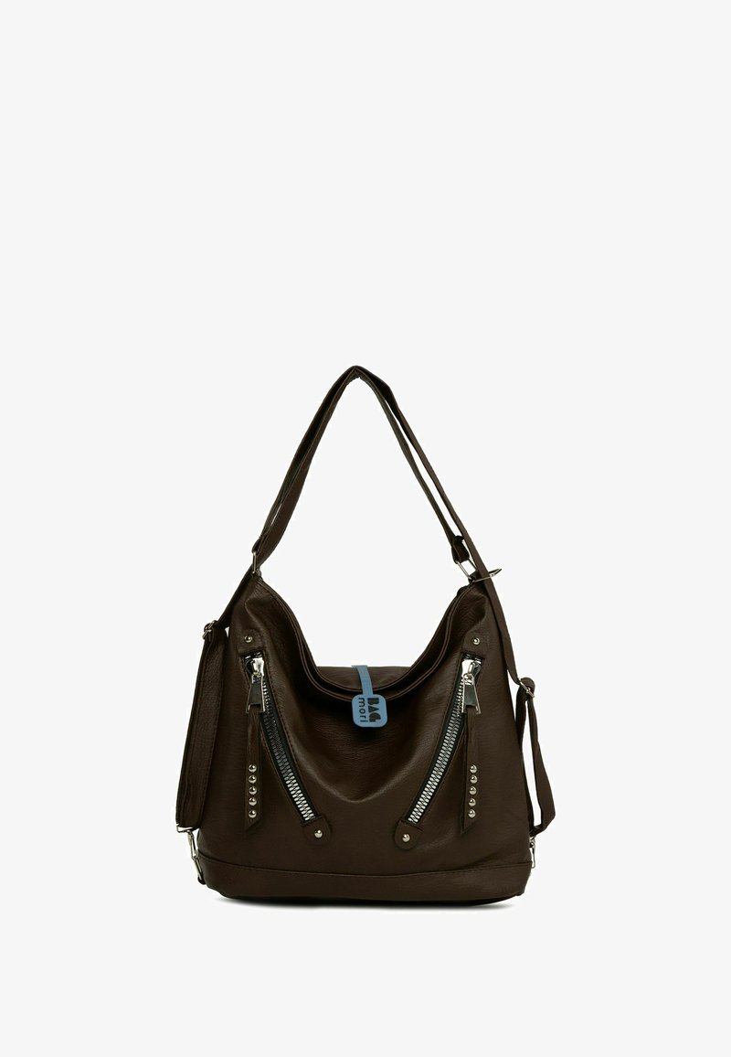 Hnedá kožená taška s voľným dizajnom. Obsahuje strieborné zipsy a cvočky na prednej strane, nastaviteľný popruh a jasne modrú štítku.