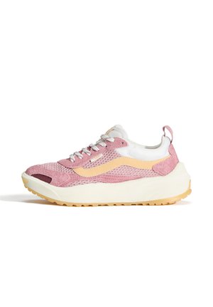 Zapatilla de deporte rosa y blanca con parte superior de malla y detalles de ante, con una suela gruesa crema y una suela exterior de goma beige. Los cordones son plateados.