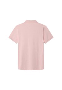 Polo rose pâle à manches courtes avec un col classique, vu de dos sur un fond blanc.