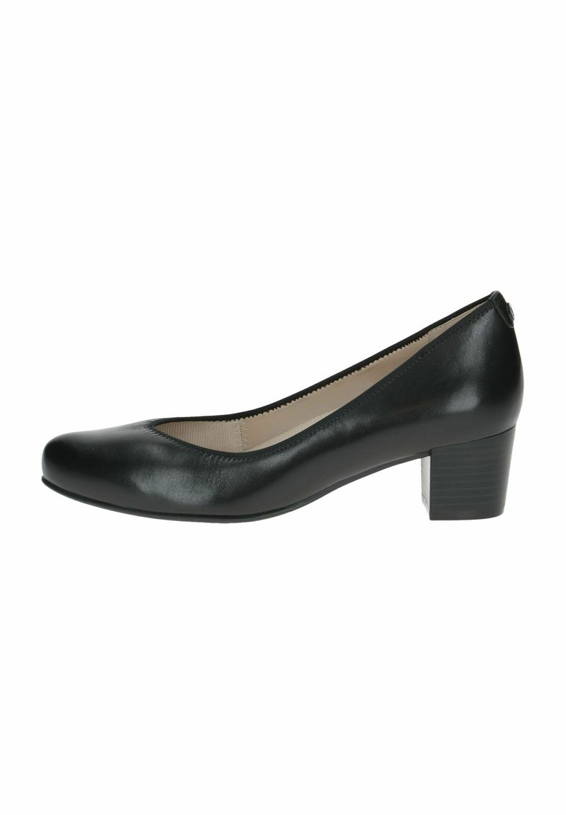 Scarpa pump nera in pelle con tacco basso, punta arrotondata e texture liscia; presenta una leggera curva sul collo del piede e una soletta imbottita.