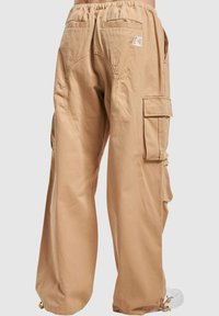 Beige cargo bukser med elastisk talje, sidelommer og knaplukkede cargo lommer. Lavet af bomuld, har en afslappet pasform og justerbare manchetter.