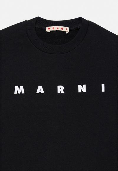 Hanorac negru cu gât rotund, cu inscripția „MARNI” în litere mari albe pe piept și o etichetă mică de țesătură cu brandul în interiorul gulerului.