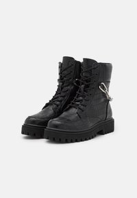 Botas de tobillo negras con cordones, elaboradas en material texturizado con patrón de cocodrilo, con suela gruesa y un acento de metal en el lateral.