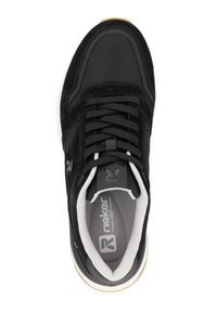 Svart atletisk sko med en texturerad ovandel som blandar mesh och mocka. Har en grå innersula, svarta snörningar och en vit gummisula. Logotyp synlig.