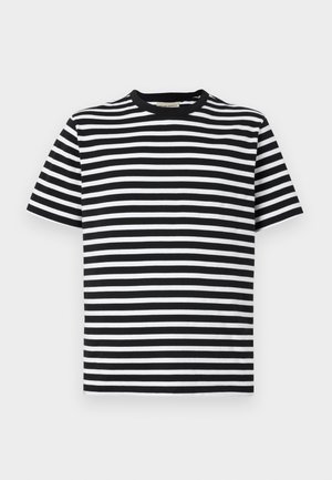 Camiseta de manga corta a rayas blancas y negras con cuello redondo y material de algodón suave. Rayas horizontales de igual ancho.