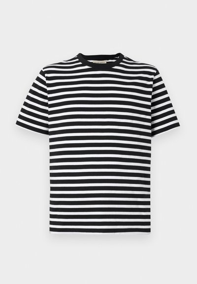 Camiseta de manga corta a rayas blancas y negras con cuello redondo y material de algodón suave. Rayas horizontales de igual ancho.