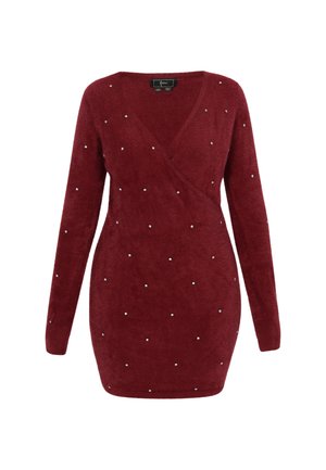 Burgundská zavinovacia šaty s dlhými rukávmi, vyrobené z mäkkého, chlpatej látky. Ozdobené malými, roztrúsenými rhinestones pre dodatočný detail.