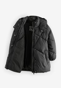 Veste d'hiver noire matelassée avec capuche, fermeture éclair devant et boutons-pression, montrée ouverte pour afficher la doublure intérieure et l’étiquette.