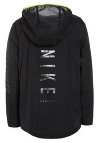 Czarna kurtka biegowa z kapturem. Posiada odblaskowe logo "NIKE" oraz napis "RUNNING". Teksturowana tkanina z kontrastującymi zielonymi akcentami wewnątrz kaptura.