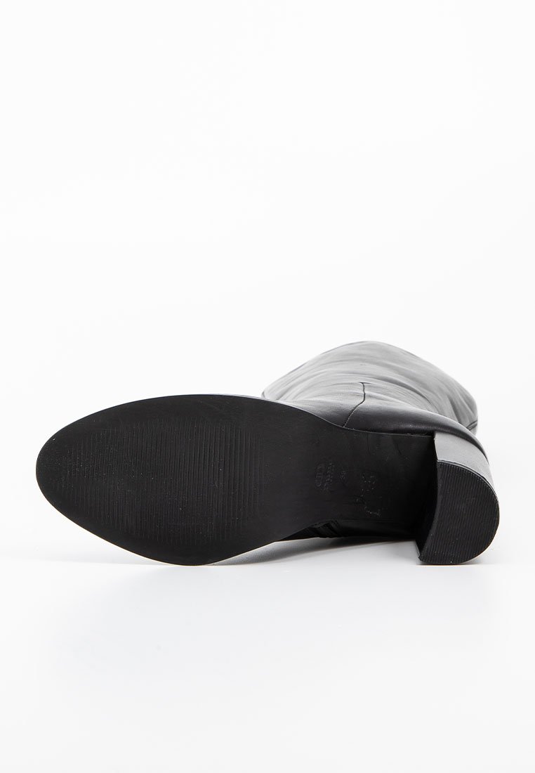 Czarne skórzane botki do kostki z okrągłym noskiem, teksturowaną podeszwą, umiarkowanym obcasem i przeszyciami wzdłuż boków.