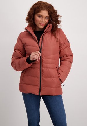 Pufferjack in roestkleur, met een rits aan de voorkant, hoge kraag en elastische manchetten. Het ontwerp omvat horizontale stiksels en zijzakken.