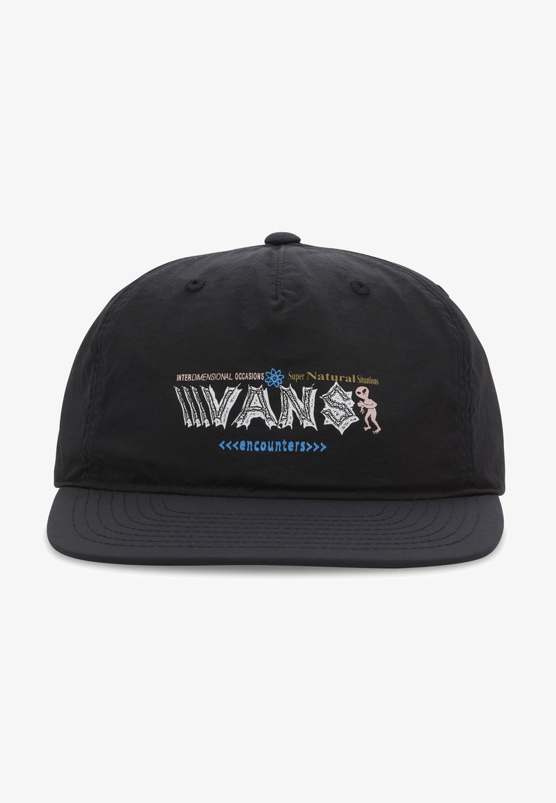 Casquette de baseball noire avec texte stylisé "IVANS" et phrases "Interdimensional Occasions," "Super Natural Situations," et "encounters" à l'avant.