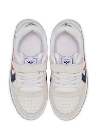 Vita sportskor med en mocka tåskydd och marinblå detaljer. Egenskaper inkluderar platta snören, vadderad krage och perforerad dekoration.