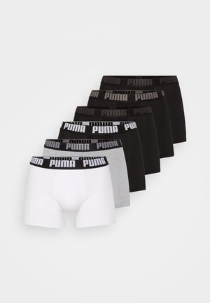 Conjunto de seis boxer shorts que incluye un par blanco, un par gris y cuatro pares negros. Cada uno tiene una cinturilla negra contrastante con la impresión de "PUMA".