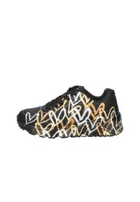 Zapatilla deportiva negra con parte superior texturizada, que presenta un patrón abstracto de corazones en blanco y dorado. Terminada con una suela duradera y cierre de cordones.