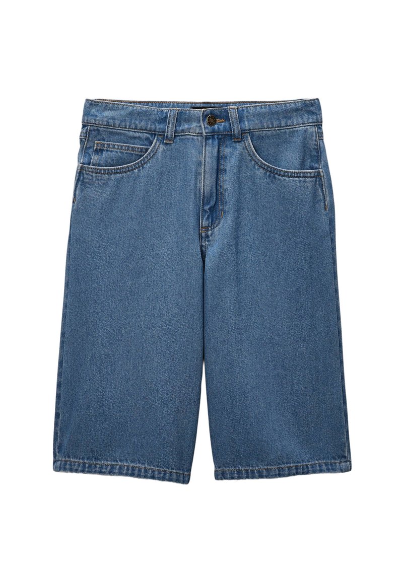 Shorts en denim dans un bleu moyen avec une coupe droite. Comprend cinq poches, une fermeture à bouton et des coutures contrastées.