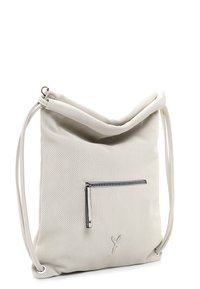 Sac en tissu perforé blanc avec une forme décontractée, doté d'une poche avant zippée et d'une fine sangle. Les accents comprennent des éléments en métal argenté.