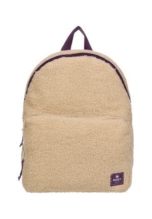 Sac à dos en tissu sherpa beige avec fermeture éclair et poignée violettes, poche avant et petite étiquette de marque Roxy dans le coin inférieur droit.