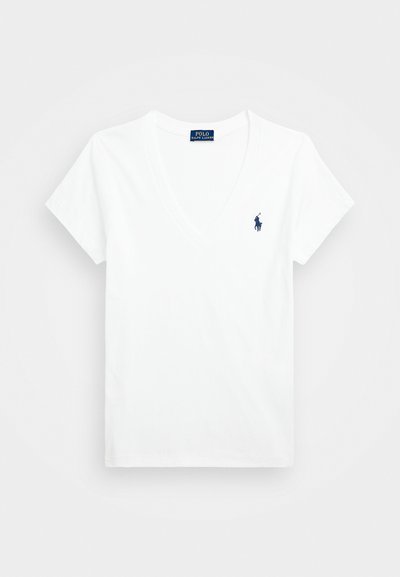 Vit bomull t-shirt med V-ringning, korta ärmar och en liten blå broderad logotyp på vänster bröst. Mjuk textur och klassisk passform.