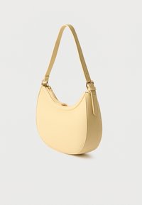 Sac à bandoulière en cuir jaune texturé avec un design courbé, une seule sangle et des éléments métalliques dorés. Fermeture éclair en haut.