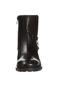 Černá kožená kotníková bota se zipem, hladkým povrchem, kulatou špičkou a robustní podrážkou. Minimalistický design bez dalších ozdob.