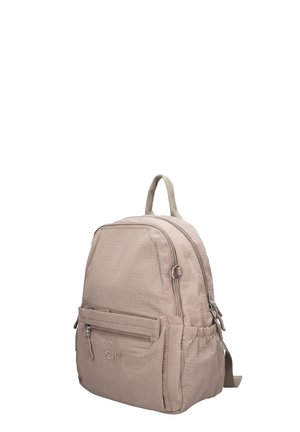 Sac à dos beige avec poche avant zippée, poche latérale élastique, poignée supérieure, compartiment principal à double fermeture éclair et bretelles réglables.