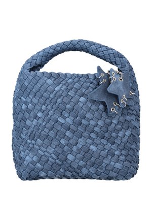 Niebieska pleciona torebka z plecioną rączką oraz dwoma przyczepionymi zawieszkami w kształcie gwiazdy z metalowymi oczkami.