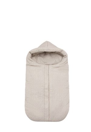 Zacht gevoerde babyslaapzak met capuchon in licht beige stof met kleine witte bloemenpatronen.