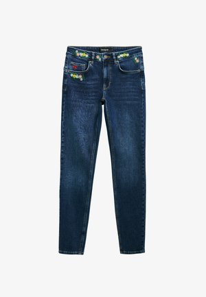 Sötétkék farmernadrág virágmintás hímzéssel a derékrészen és a zsebeknél, klasszikus öt zsebes kivitelben és egyenes lábakkal.