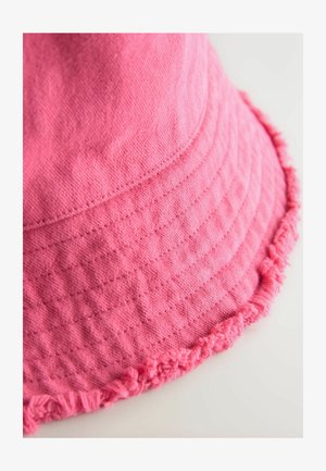 Rosa Fischerhut aus strukturiertem Stoff, mit einem ausgefransten Rand und abgesteppten Details, durchgehend einfarbig.