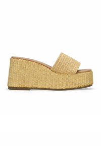 Sandalia de plataforma cuña en material tejido natural con una amplia correa en la parte superior. Color beige claro, superficie texturizada, suela de goma.