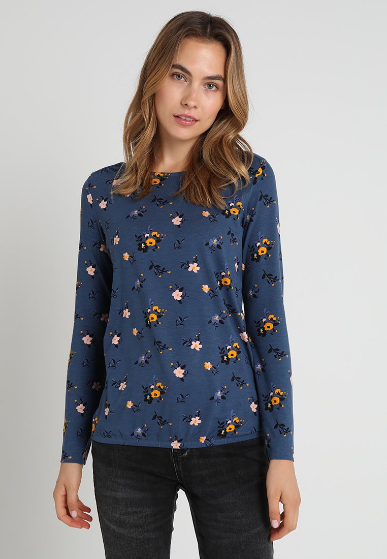 T-shirt a maniche lunghe in morbido tessuto blu navy, con un motivo floreale di fiori gialli e rosa, scollo rotondo e vestibilità comoda.