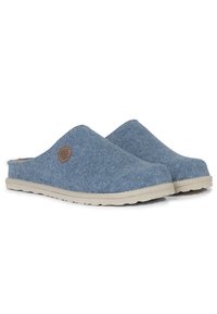 Niebieskie filcowe klapki wsuwane z beżową podeszwą i brązowym okrągłym akcentem logo. Zaokrąglony czubek i gładka tekstura. Casualowy design.