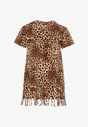 Sukienka z krótkim rękawem w panterkę z frędzlami na dole oraz małym różowym haftem w pobliżu dekoltu na beżowym tle.