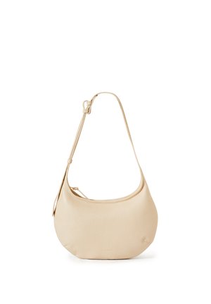 Borsa a tracolla beige in pelle a forma di mezzaluna con tracolla regolabile e chiusura con cerniera, esposta su sfondo bianco.