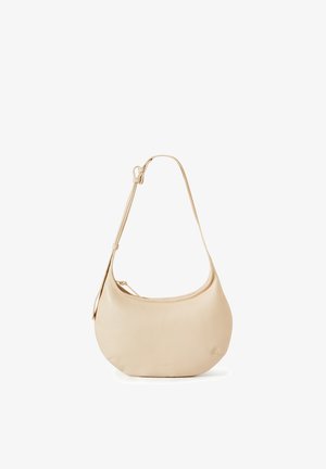 Sac à bandoulière en cuir beige en forme de croissant avec sangle réglable et fermeture éclair, présenté sur un fond blanc.