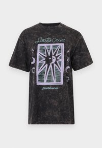 Μαύρο T-shirt με κοντά μανίκια και ξεθωριασμένη όξινη πλύση, με γραφικά παστέλ μωβ ήλιου και φεγγαριού και το κείμενο «Santa Cruz Skateboards» στο εμπρός μέρος.