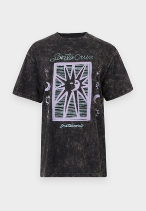 Μαύρο T-shirt με κοντά μανίκια και ξεθωριασμένη όξινη πλύση, με γραφικά παστέλ μωβ ήλιου και φεγγαριού και το κείμενο «Santa Cruz Skateboards» στο εμπρός μέρος.