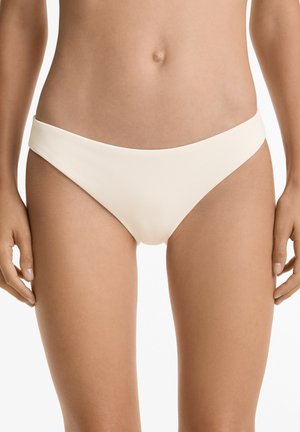 Világos bézs bordázott bikini alsó széles derékpánttal, háromszögletű kivágással és sima felülettel. Nincsenek díszítések vagy minták láthatóak.