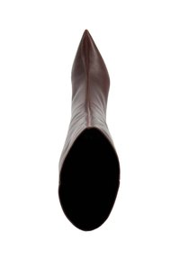 Bordeaux leren laars met puntige neus, een gladde textuur, een strakke pasvorm en verticale naaddetails. De opening is breed en onbewerkt.