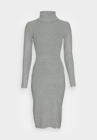 Robe tricotée grise avec col roulé, manches longues, silhouette ajustée et une fente sur le côté pour le détail. Texture lisse, épaisseur moyenne.