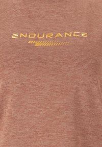 Chemise courte à manches courtes, brun chiné, arborant "ENDURANCE" en impression dorée avec un motif à ligne pointillée en dessous du texte. Texture douce, coupe décontractée.