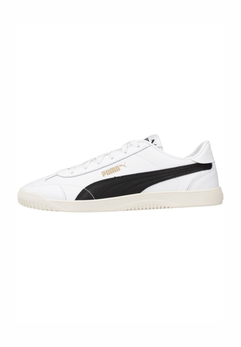 Zapatillas blancas de cuero con una franja acentuada en negro, laterales texturizados, punta redonda y suela de goma color crema. Logo en dorado en el lateral.
