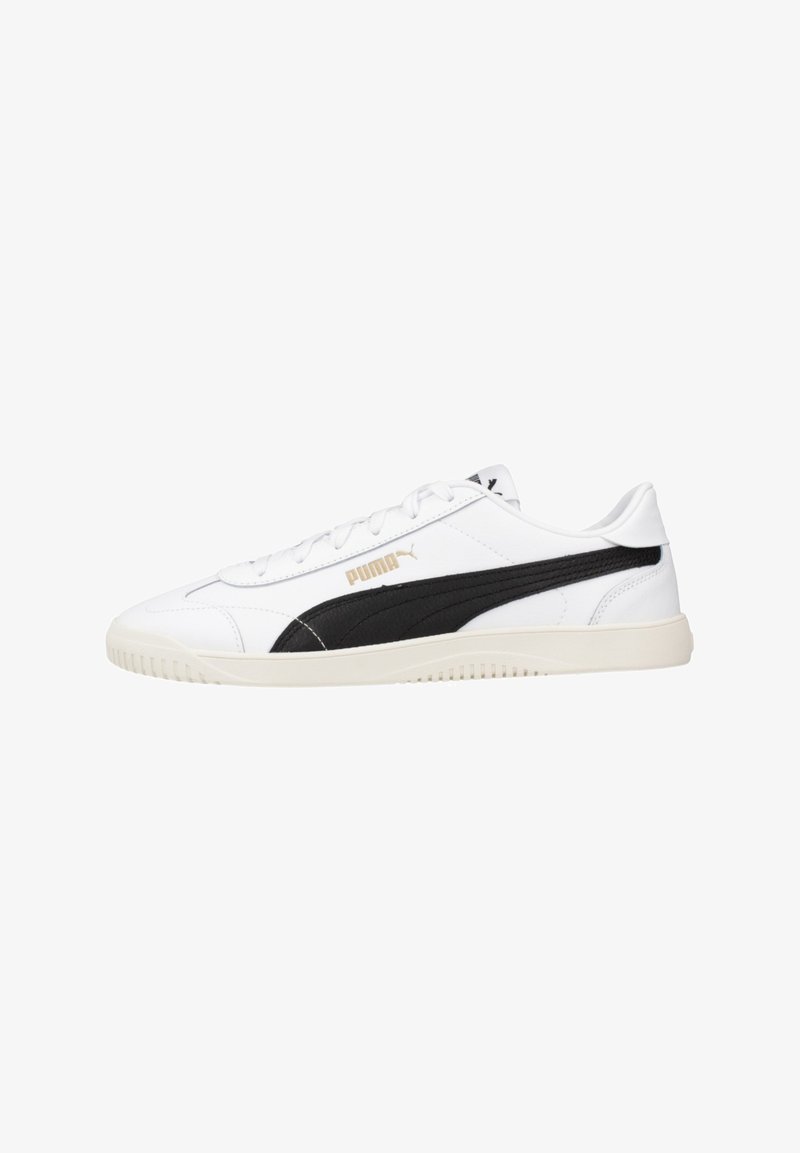 Zapatillas blancas de cuero con una franja acentuada en negro, laterales texturizados, punta redonda y suela de goma color crema. Logo en dorado en el lateral.