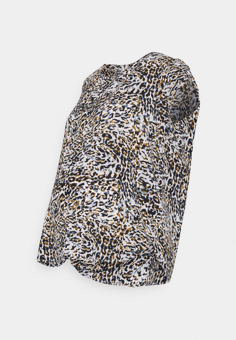 Blusa de manga curta em tecido leve, com um padrão de estampado de leopardo multicolorido em tons de preto, castanho e creme.